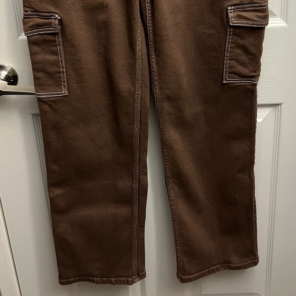 Women’s Hollister Brown Cargo Pants - Picture 2 of 4